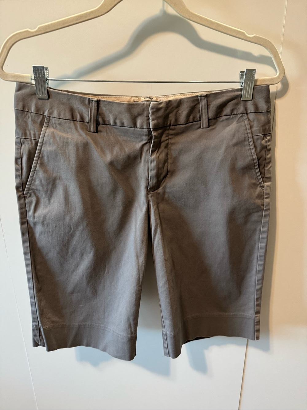 Gap Gray Stretch Chino Bermuda Shorts Size 6 Flat Front 10” Inseam Mid Rise